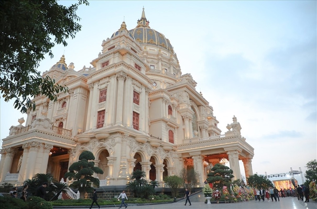 View -             Toàn cảnh lâu đài phủ vàng gây bão mạng của đại gia Ninh Bình    