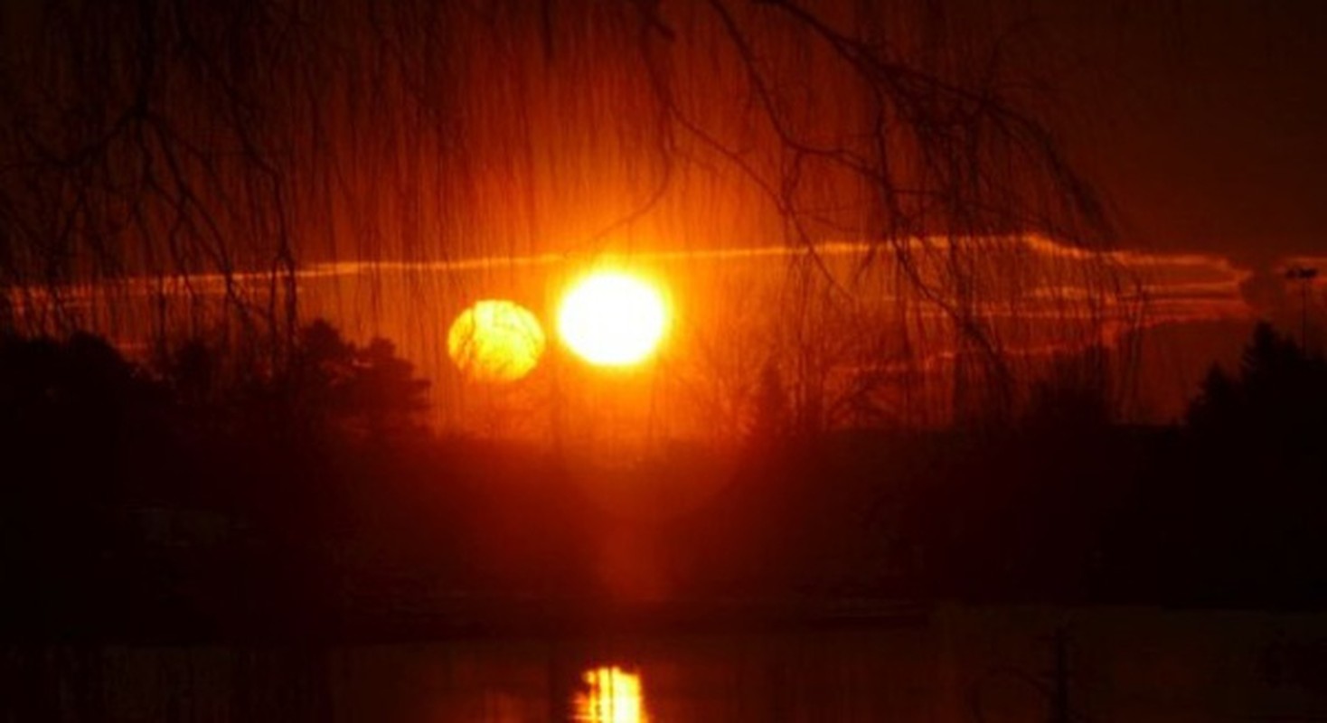            Kỳ lạ 2 mặt trời xuất hiện trên bầu trời Hà Nội    