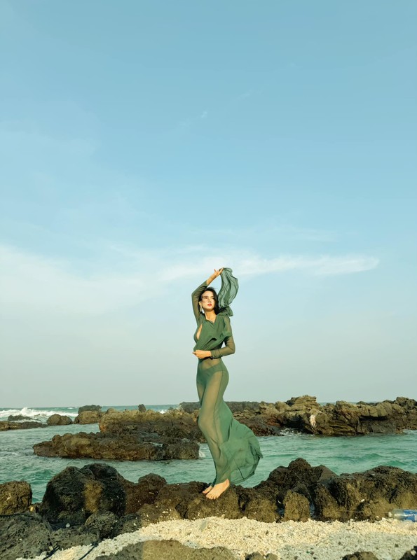             Siêu mẫu Anh Thư khoe dáng nuột với bikini trên bờ biển    