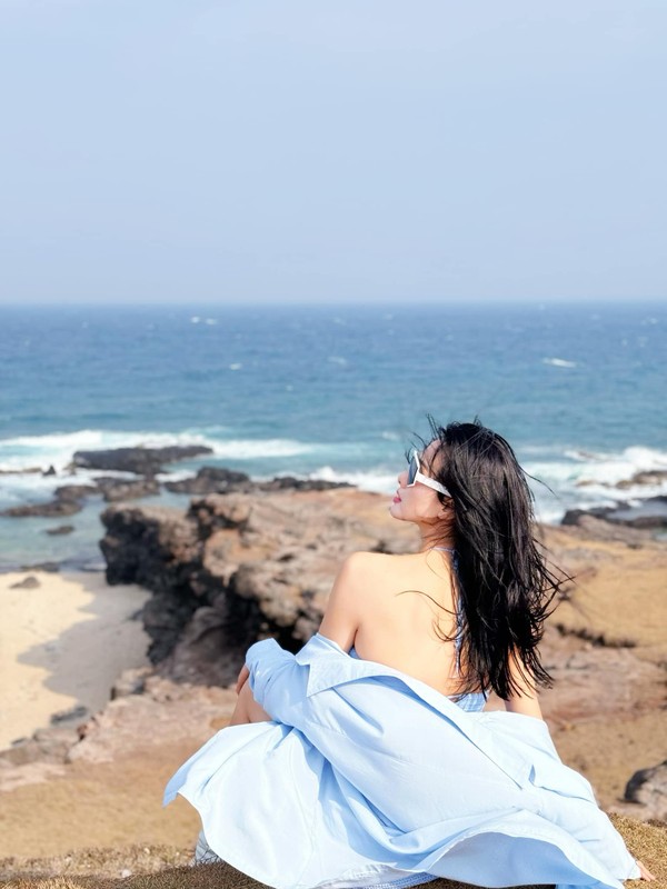View -             Siêu mẫu Anh Thư khoe dáng nuột với bikini trên bờ biển    