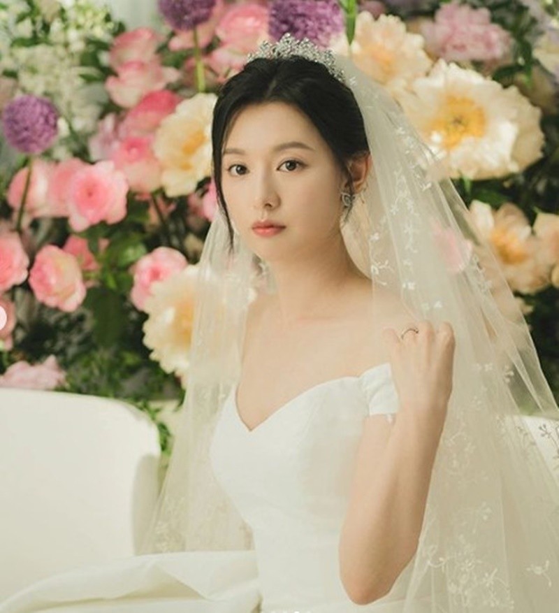 View -             Thời trang 'đậm mùi tiền' của Kim Ji Won trong 'Queen Of Tears'    