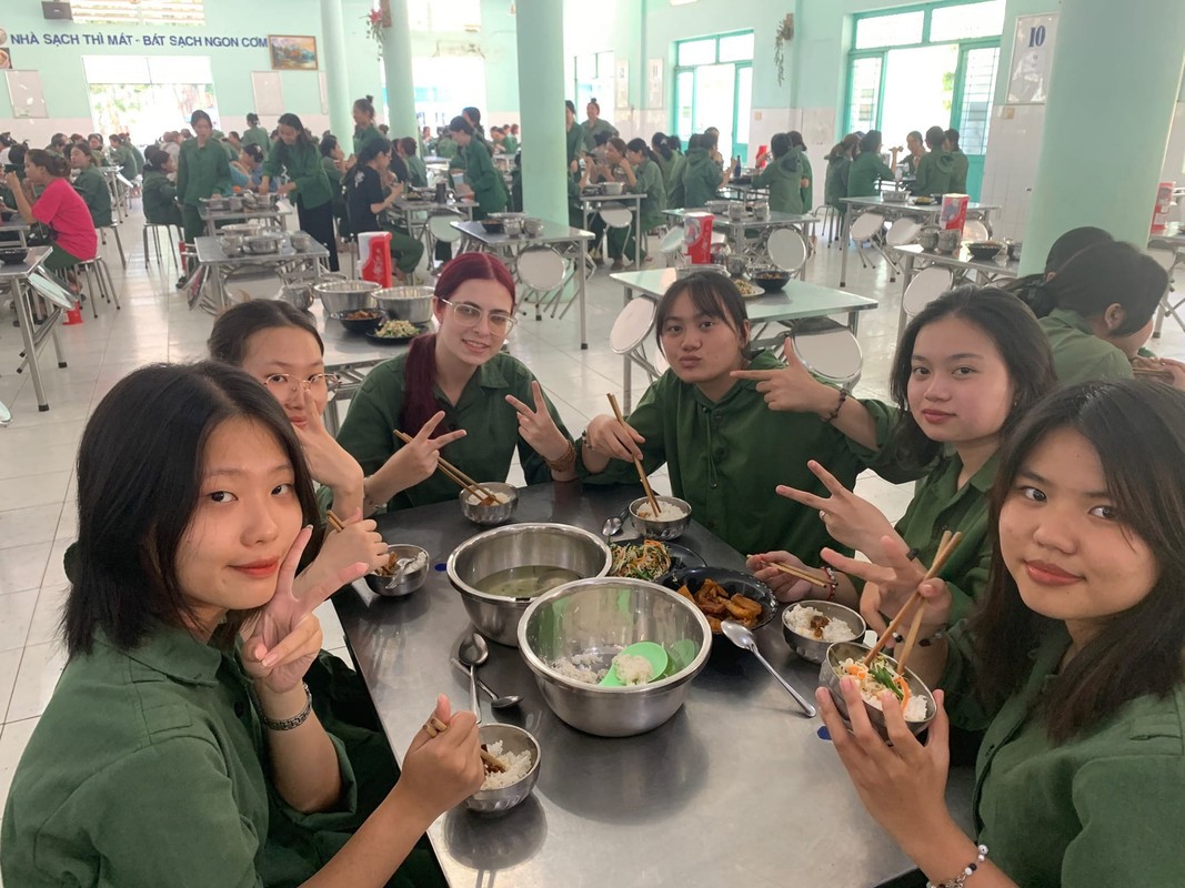 View -             Nữ sinh người Nga gây sốt khi học giáo dục Quốc phòng ở Việt Nam    