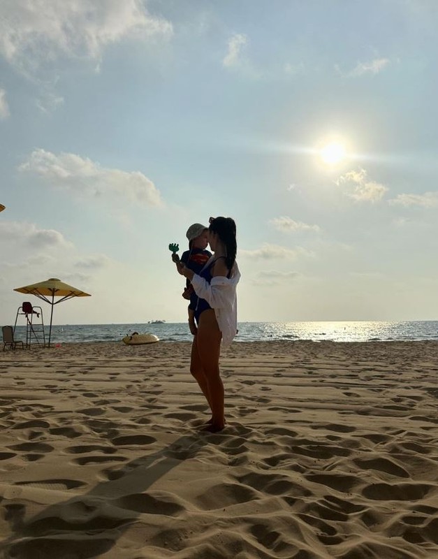 View -             Vợ thủ môn Filip Nguyễn diện bikini, nhan sắc mẹ một con ngọt ngào    