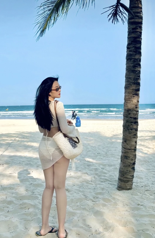             Vợ cầu thủ Phan Văn Đức diện bikini khoe vóc dáng nuột nà    