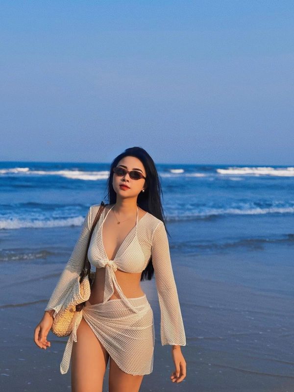 View -             Vợ cầu thủ Phan Văn Đức diện bikini khoe vóc dáng nuột nà    