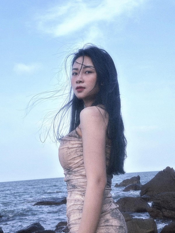 View -             Vợ cầu thủ Phan Văn Đức diện bikini khoe vóc dáng nuột nà    