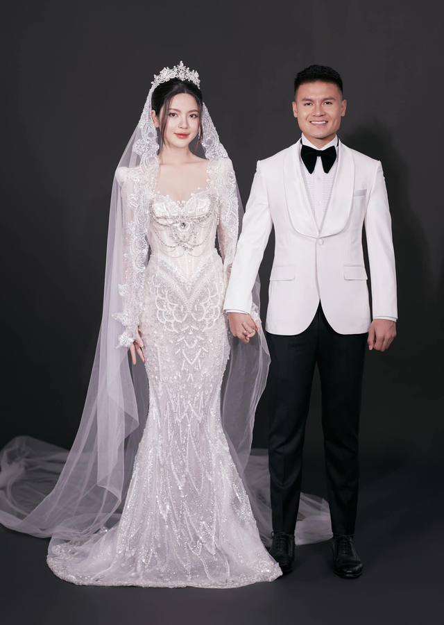             Ngắm bộ ảnh cưới đẹp ngọt ngào của Quang Hải - Chu Thanh Huyền    