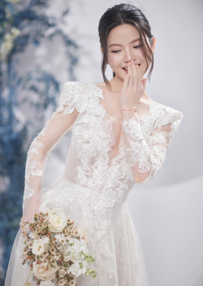             Ngắm bộ ảnh cưới đẹp ngọt ngào của Quang Hải - Chu Thanh Huyền    