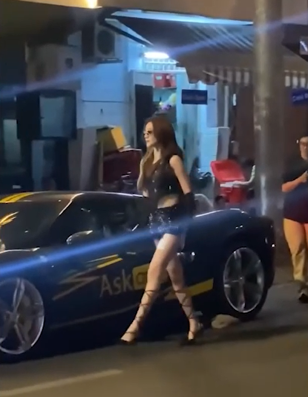 View -             Danh tính cô gái diện váy 'bằng gang tay' bước ra từ siêu xe Ferrari    