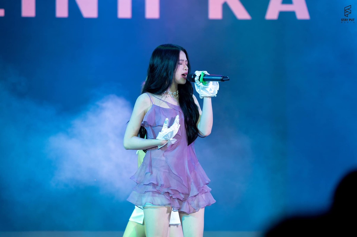 View -             Hot girl Linh Ka diện váy siêu ngắn, netizen dụi mắt tưởng nhìn nhầm    