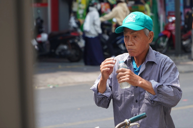 View -             TP HCM nắng nóng quay cuồng, khi nào có mưa?    