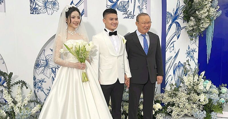View -             HLV Park Hang-seo tới dự đám cưới Quang Hải, HLV Troussier đang ở đâu?    