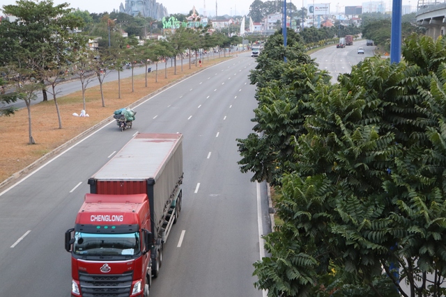             TP HCM: Hãi hùng xe máy lao vun vút vào đường cấm    