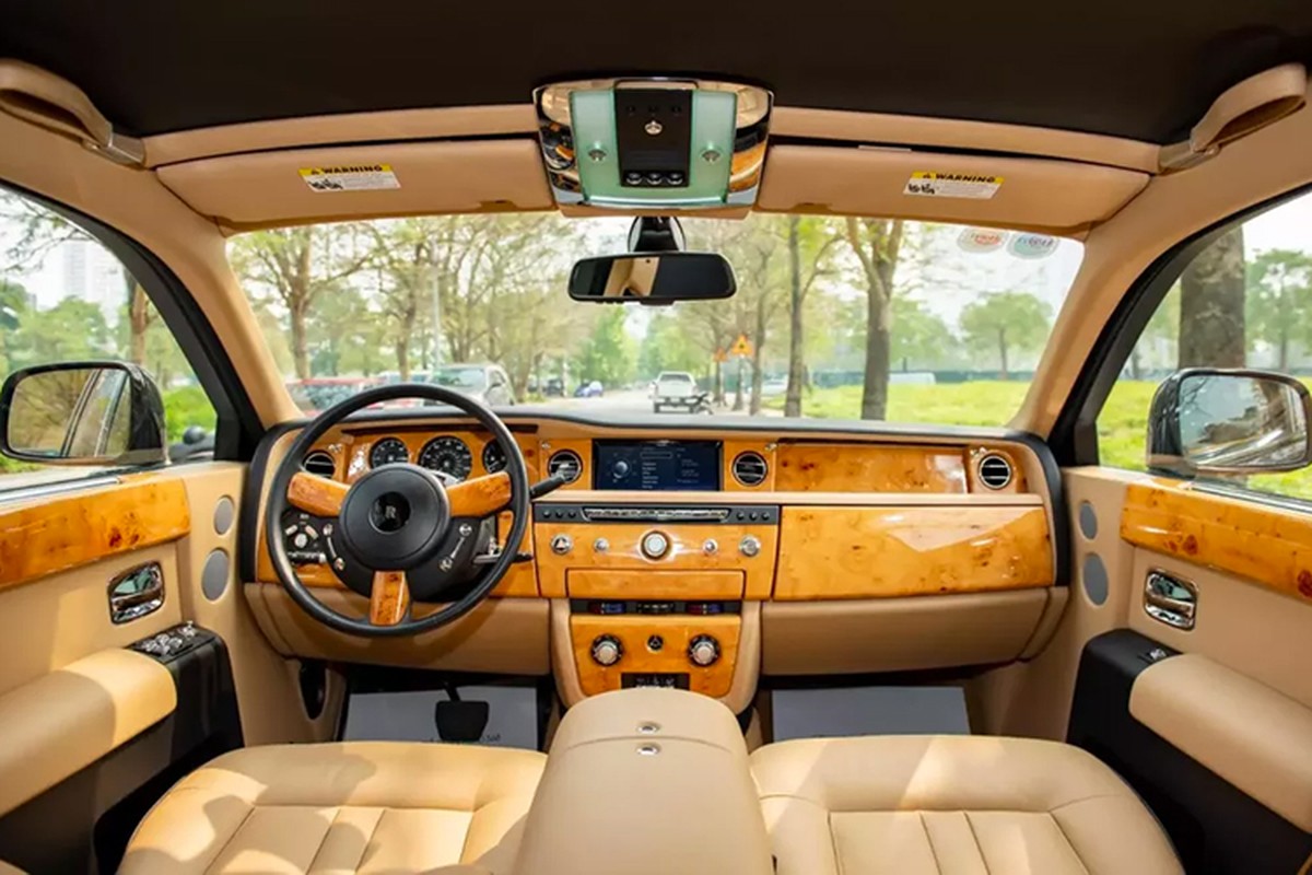View -             Chi tiết Rolls-Royce Phantom hơn 15 tỷ mà Quang Hải làm xe rước dâu    