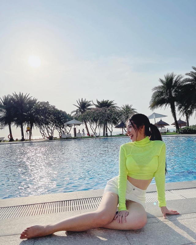             Khổng Tú Quỳnh mỗi lần diện bikini lại khiến fan 'phát sốt'    