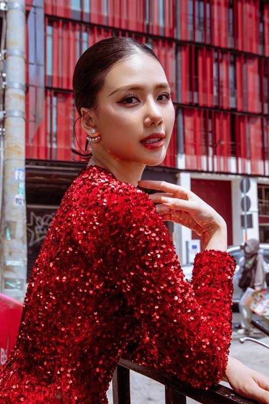 View -             Vì sao Hoa hậu Bùi Quỳnh Hoa bị buộc thôi học?    