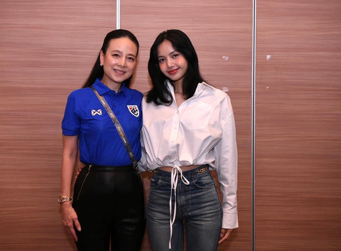 View -             Nhan sắc nữ Chủ tịch bóng đá Thái Lan sánh vai bên Lisa Blackpink    