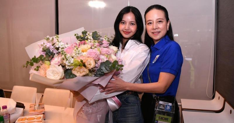 View -             Nhan sắc nữ Chủ tịch bóng đá Thái Lan sánh vai bên Lisa Blackpink    