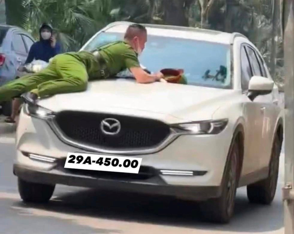 View -             Lời khai của tài xế xe Mazda CX5 hất Cảnh sát lên nắp capo    