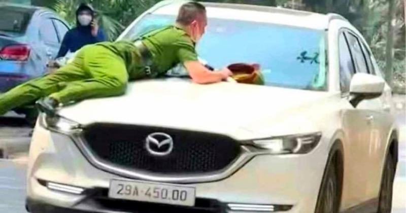 View -             Hà Nội: Ô tô chạy hàng kilomet dù cảnh sát bám trên nóc capo    