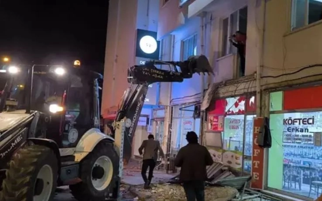             Thổ Nhĩ Kỳ: Sập ban công khi ăn mừng chiến thắng bầu cử khiến lãnh đạo phe đối lập thiệt mạng    