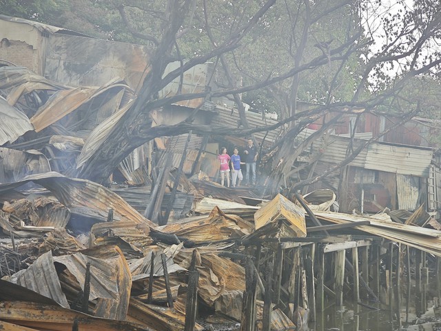 View -             Cảnh tan hoang sau một đêm cháy nhà ven kênh ở quận 8    
