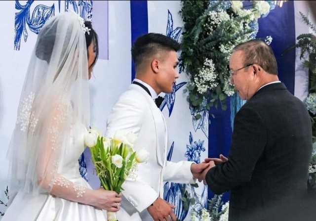 View -             Dàn cầu thủ nô nức dự đám cưới Quang Hải, Hoà Minzy tới muộn    