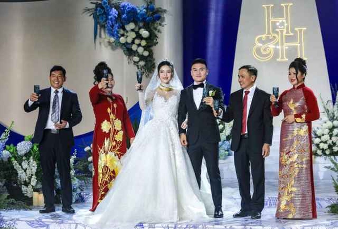 View -             Vợ Quang Hải 'cày' tiền tích cực giữa lùm xùm với studio ảnh cưới    