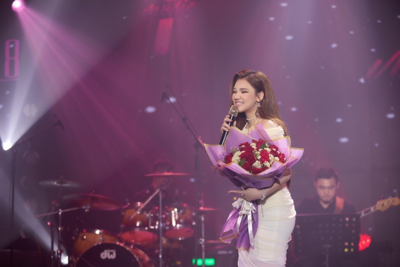 View -             Hồ Quỳnh Hương bật khóc khi lần đầu trình diễn live 'Cứ Để Cho Em'    