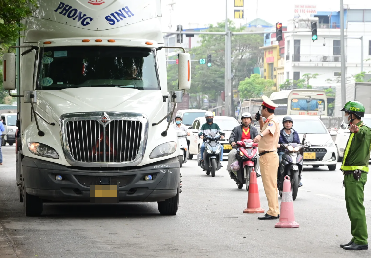             Trong một tháng, xe đầu kéo vi phạm 1.063 lần ở Hà Nội    