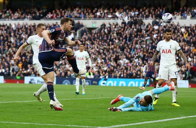 View -             Dàn hậu vệ ghi bàn, Tottenham thắng nhọc Nottingham Forest    