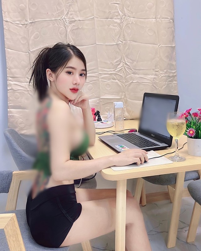 View -             Hot girl xăm trổ 'mặc như không' nơi công cộng, nhìn phát ngượng    