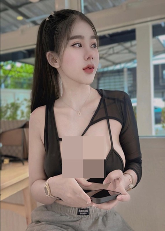 View -             Hot girl xăm trổ 'mặc như không' nơi công cộng, nhìn phát ngượng    