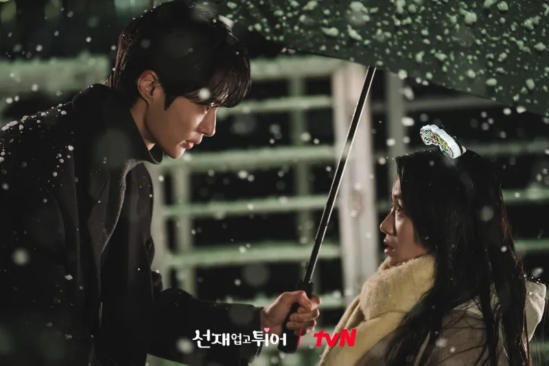 View -             Review 'Lovely Runner' tập 1: Byeon Woo Seok đầu phim đã 'ngủm', Kim Hye Yoon lại hóa nữ sinh    