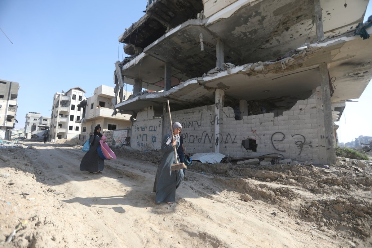 View -             Đột nhập thành phố Khan Younis hoang tàn sau khi Israel rút quân    