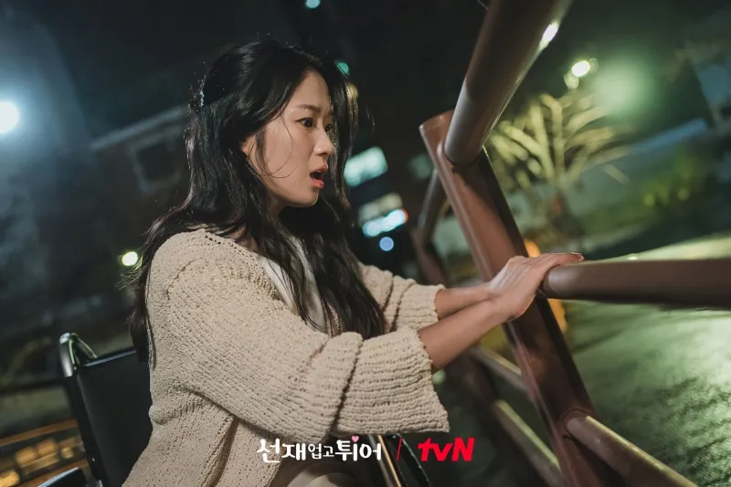             Review 'Lovely Runner' tập 1: Byeon Woo Seok đầu phim đã 'ngủm', Kim Hye Yoon lại hóa nữ sinh    