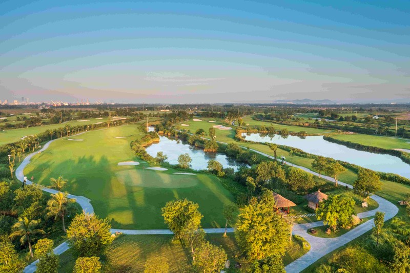 View -             Giới thượng lưu thỏa mãn khát khao 'đưa sân golf về nhà'    