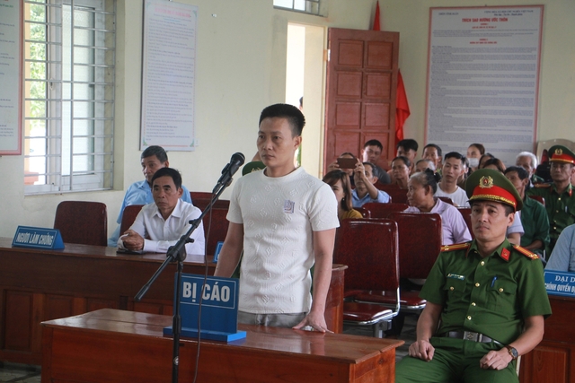 View -             Say rượu, người đàn ông ở Hà Tĩnh cầm dao lên trụ sở ủy ban xã đòi tự tử    