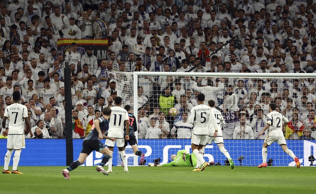 View -             Real Madrid hòa nghẹt thở Man City trong trận đấu 6 bàn thắng    