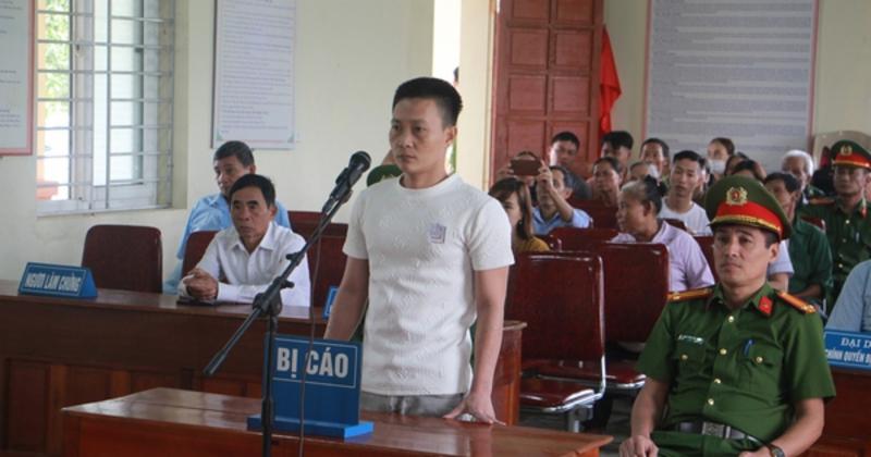             Say rượu, người đàn ông ở Hà Tĩnh cầm dao lên trụ sở ủy ban xã đòi tự tử    