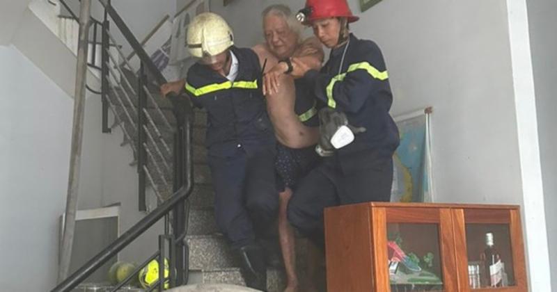             Cứu cụ ông 71 tuổi trong căn nhà cháy ở quận Gò Vấp    