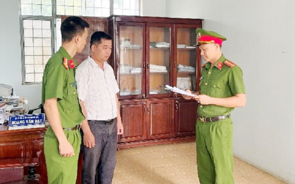             Làm hồ sơ 'ma' để chiếm đoạt tài sản, thêm 3 'sâu đất' ở Kon Tum bị bắt    