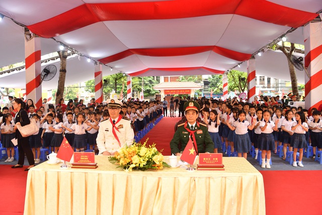 View -             Hai Bộ trưởng Bộ Quốc phòng Việt Nam và Trung Quốc tô son cột mốc biên giới    