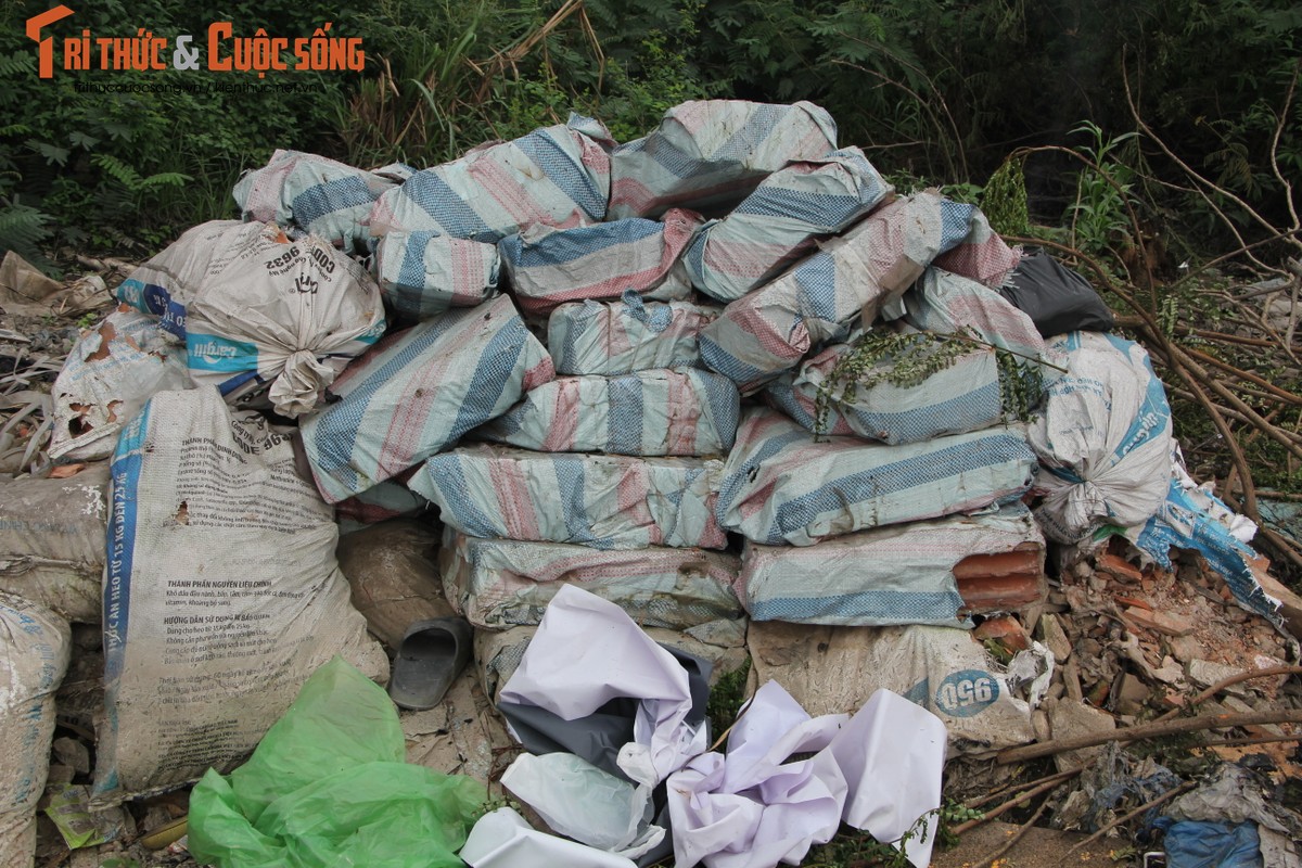             Tràn lan rác thải ô nhiễm vùng ven đô Hà Nội    