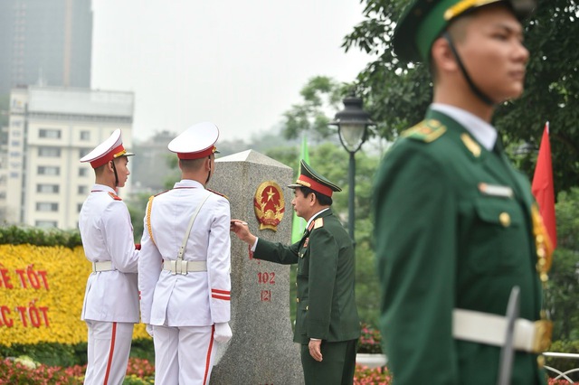 View -             Hai Bộ trưởng Bộ Quốc phòng Việt Nam và Trung Quốc tô son cột mốc biên giới    