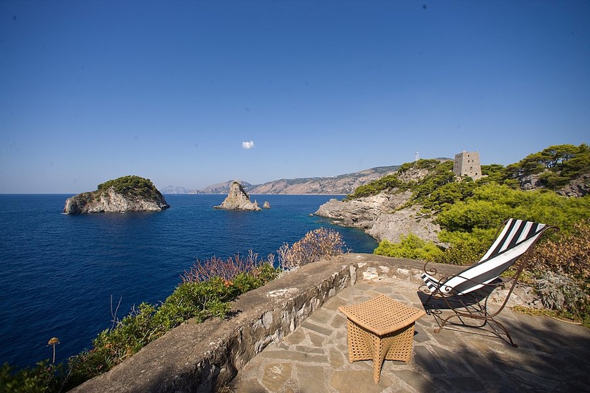 View -             Khám phá hòn đảo có hình dạng cá heo tuyệt đẹp ở Italy    