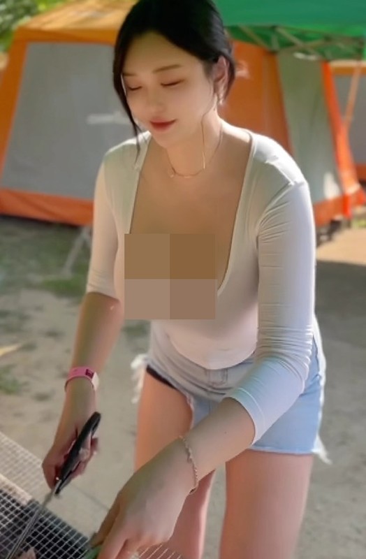             Hot girl siêu vòng một mặc xuyên thấu khoe dáng trên phố    