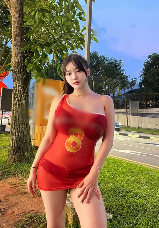 View -             Hot girl siêu vòng một mặc xuyên thấu khoe dáng trên phố    