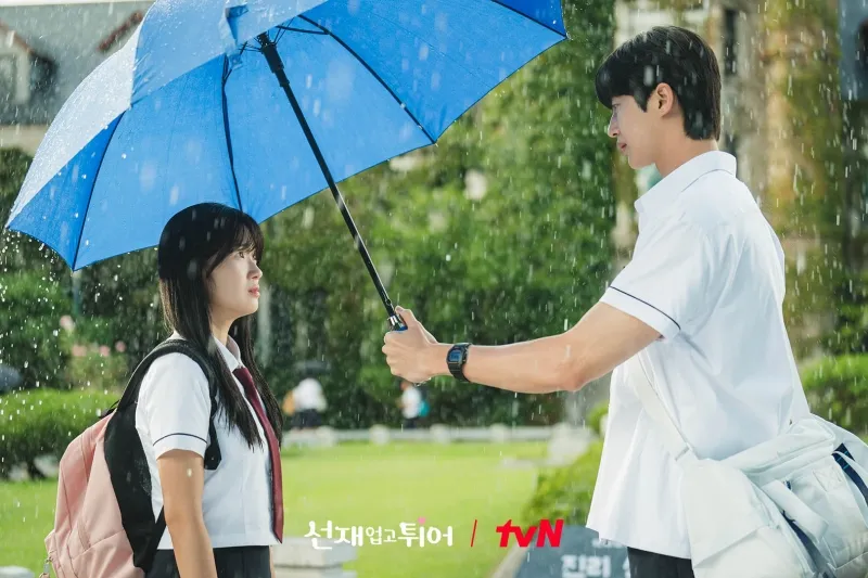 View -             Review 'Lovely Runner' tập 2: Sun Jae đã thầm thương trộm nhớ Sol từ rất lâu?    
