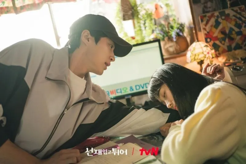             Review 'Lovely Runner' tập 2: Sun Jae đã thầm thương trộm nhớ Sol từ rất lâu?    